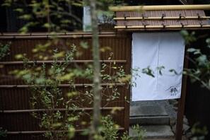 Un portón tradicional japonés con un paño blanco colgando.