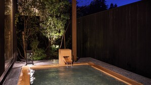 A hot tub with a wooden frame, surrounded by a wooden deck and a wooden fence. - tuuli YUFU Kinrinko (Yufu)