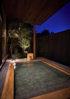 A hot tub with a wooden frame, surrounded by a wooden deck and a wooden fence. - tuuli YUFU Kinrinko (Yufu)