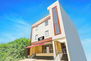 Un edificio moderno de hotel con un letrero que indica que es un hotel de empresa.