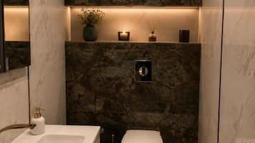 Quarto casal conforto | Banheiro | Produtos de toalete grátis, secador de cabelo, toalhas de banho