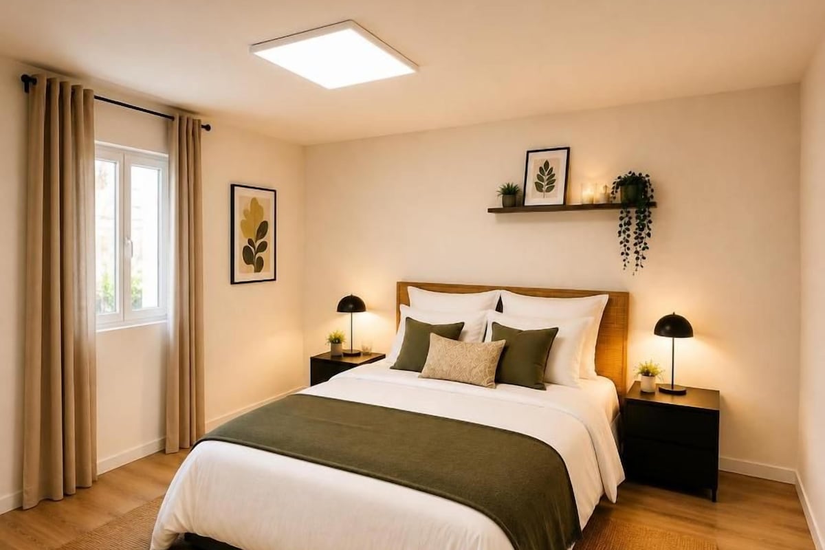Deluxe Double Room | Desk, laptop workspace, soundproofing, iron/ironing board (on request)