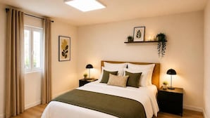 Un dormitorio con cama, mesitas de noche, una ventana con cortinas y un estante en la pared con plantas.