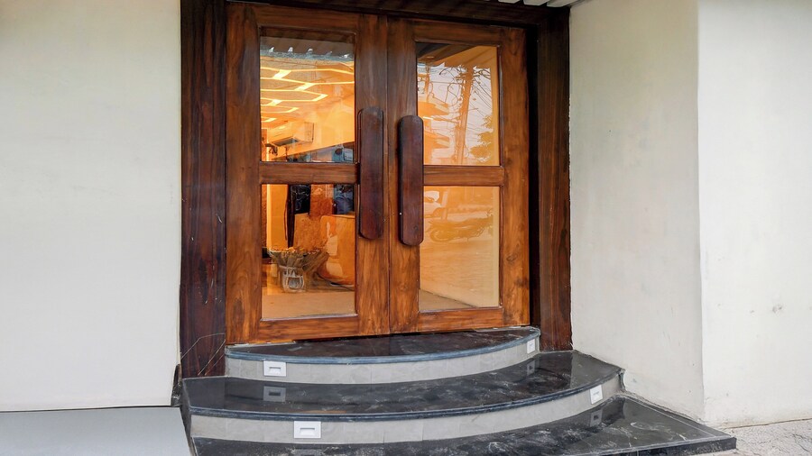 Super OYO Townhouse Varanasi Railway