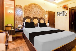 Ein Hotelzimmer mit einem großen Bett, einem Nachttisch, einem Spiegel und einer Wand mit dekorativen Paneelen.