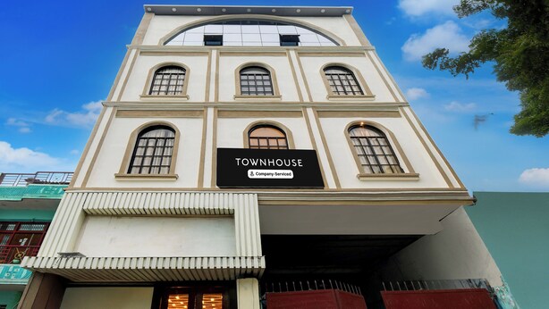 A building with a sign reading 'TOWNHOUSE' and a 'Company-Serviced' label. - Super OYO Townhouse Varanasi Railway (Varanasi)