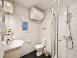 A modern bathroom with a shower, toilet, sink, and a window. - Ersextius, LGLL2, Aix-en-Provence (Aix-en-Provence)