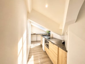 A narrow kitchen with a wooden countertop, a sink, and a stove. - Ersextius, GGB3, Nice (Nice)