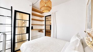 A bedroom with a bed, a wardrobe, and a hanging light fixture. - Ersextius, LMR2, Aix-en-Provence (Aix-en-Provence)