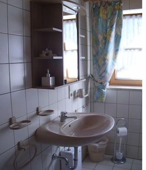 Bathroom - Holiday apartment with 1 bedroom (Fischbachau\/Birkenstein)