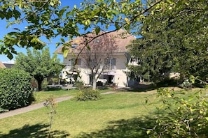 A residential property with a well-maintained lawn, a pathway leading to the house, and a variety of trees and shrubs. - Holiday home in Trevigin with Wi-Fi (TREVIGNIN)