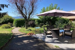 An outdoor patio with a table and chairs, a pergola with a canopy, and a view of the sea. - Holiday home in Trevigin with Wi-Fi (TREVIGNIN)