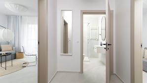 Premium appartement, 1 kingsize bed met slaapbank, kitchenette | Badkamer | Een douche, handdoeken, zeep, shampoo