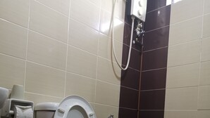Deluxe Double Room, Non Smoking, City View | Bathroom - Red Tomato Hotel - self check in (Labuan)