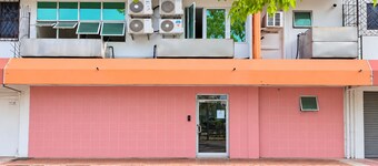 Red Tomato Hotel - self check in