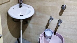 Quarto standard | Banheiro | Sabonete, papel higiênico