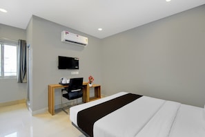 Desk, WiFi (free) - Super Townhouse Cherlapally Bus Terminal (Hyderabad)