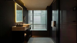 Dusche, Haartrockner, Hausschuhe, Handtücher