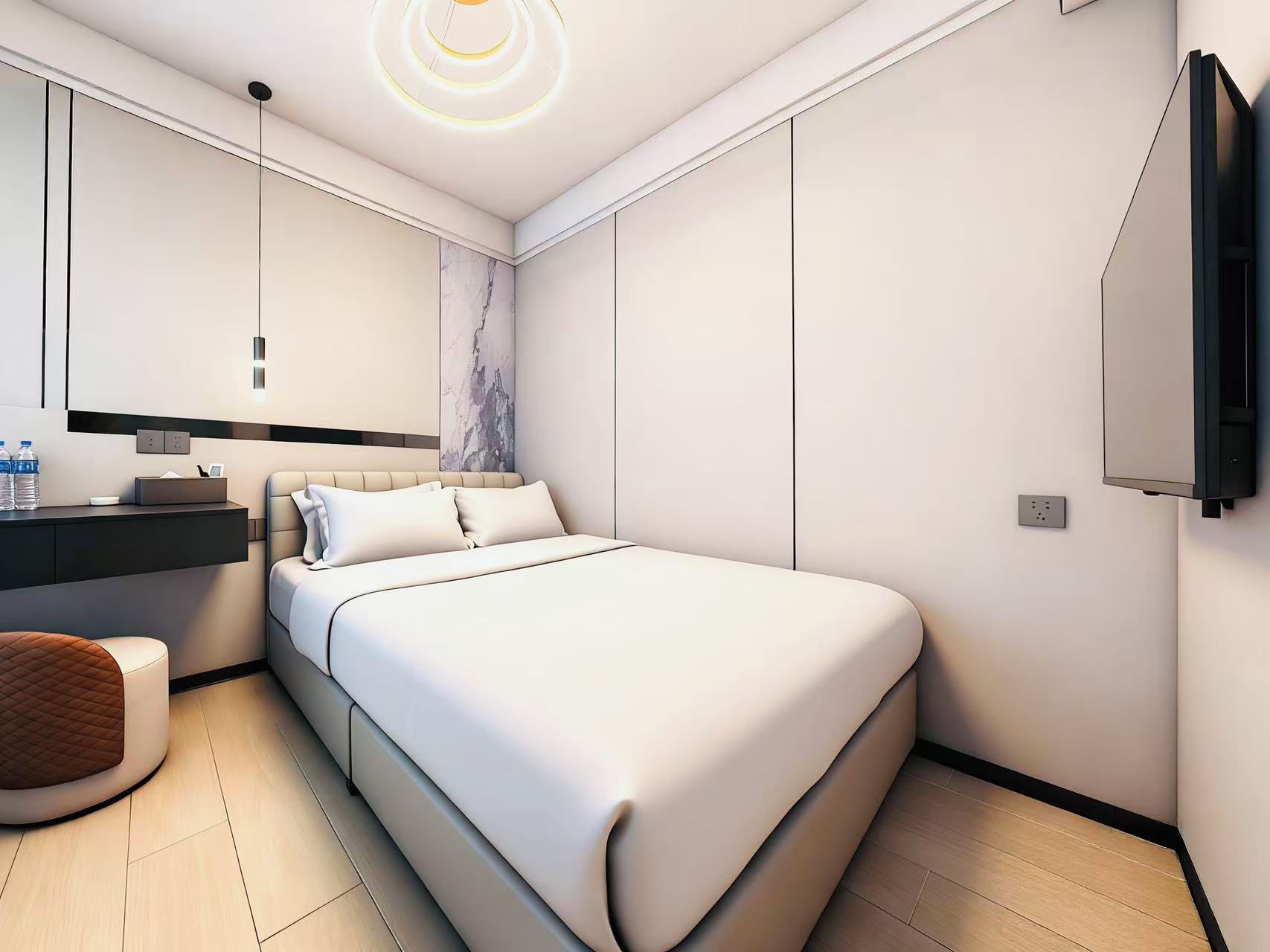 Ein modernes Schlafzimmer mit einem großen Bett, Nachttischen, einem Schreibtisch und einem an der Wand befestigten Fernseher.
