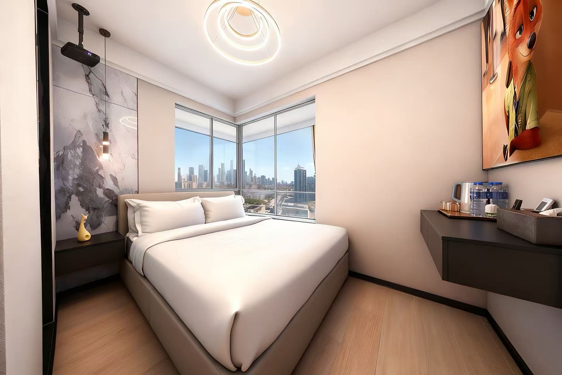Une chambre d’hôtel moderne dotée d’un grand lit, offrant une vue sur la ville, d’un bureau avec une lampe et d’une œuvre d’art accrochée au mur.