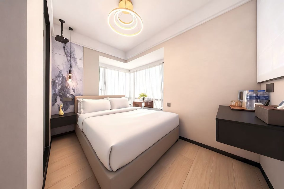 Basic Single Room | Desk, laptop workspace, blackout drapes, soundproofing