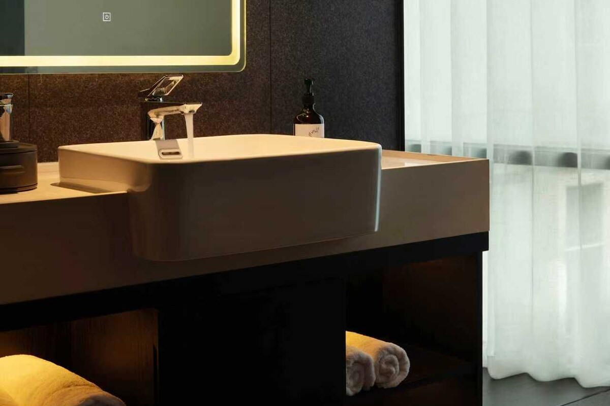 Deluxe Twin Room | Bathroom | Shower, hair dryer, slippers, towels