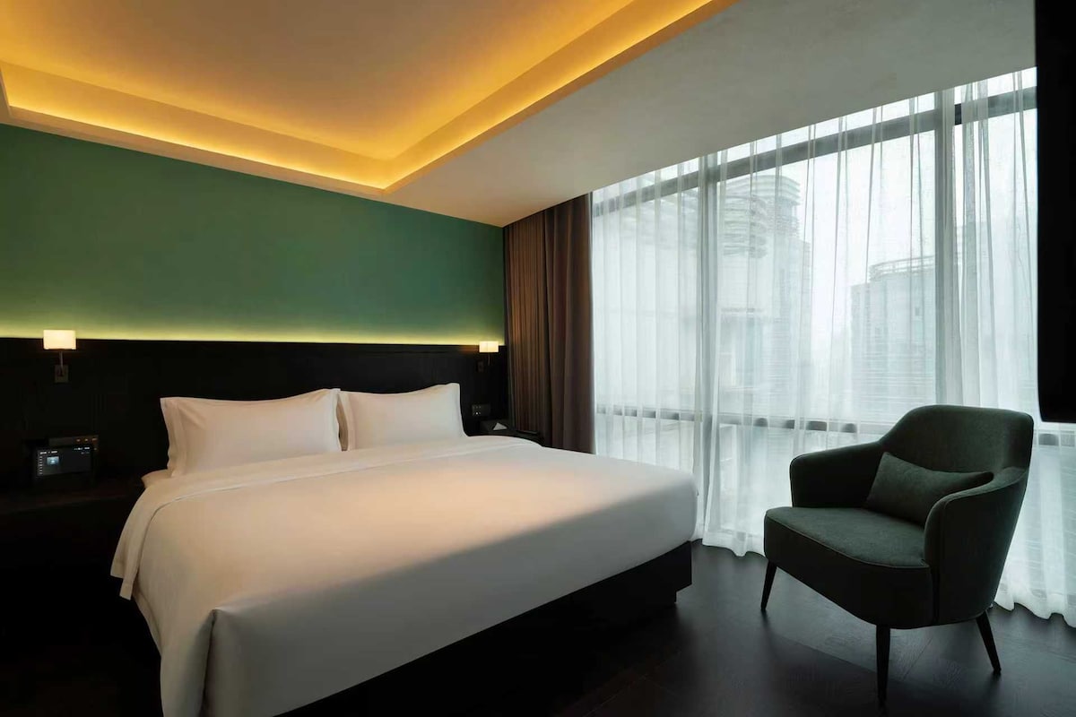 Luxury Single Room | Desk, laptop workspace, blackout drapes, soundproofing