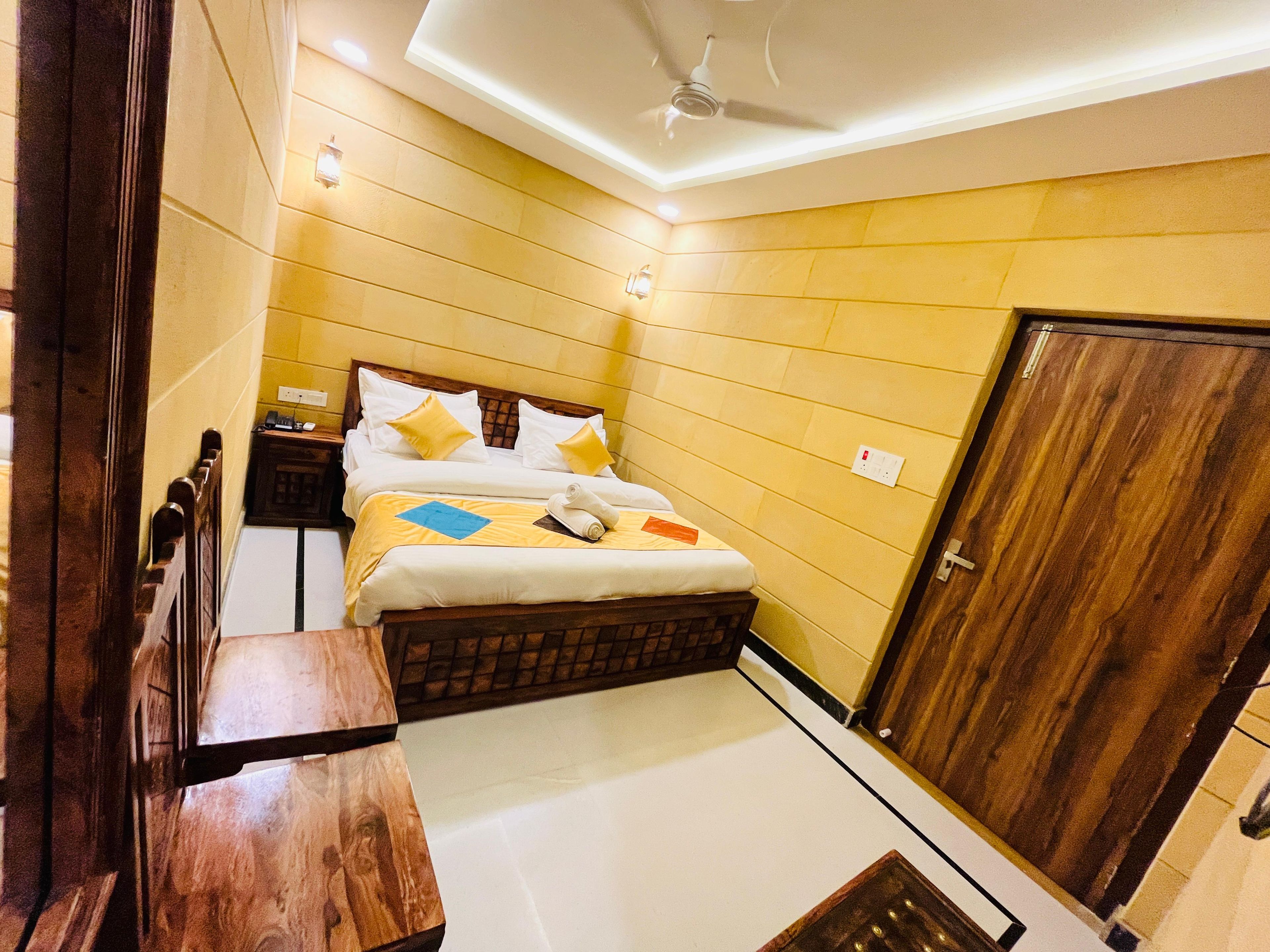 Una habitación de hotel con cama, mesita de noche y armario.