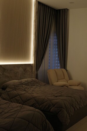 Room - Private Pool Villa, 4 Bedroom, Sleeps 18, Near Batu Pahat Mall (Batu Pahat)