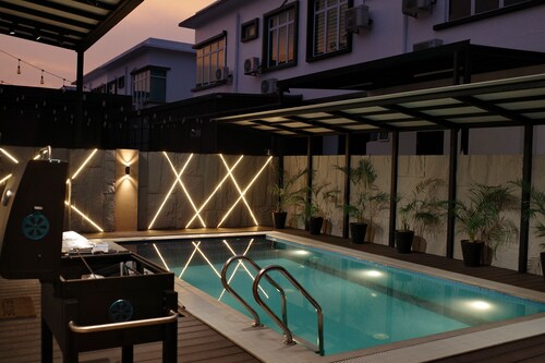Private Pool Villa, 4 Bedroom, Sleeps 18, Near Batu Pahat Mall