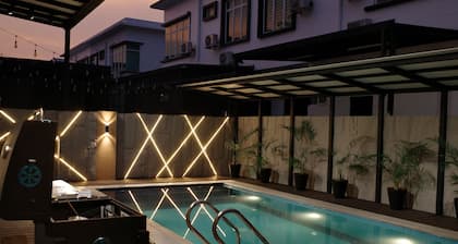 Private Pool Villa, 4 Bedroom, Sleeps 18, Near Batu Pahat Mall