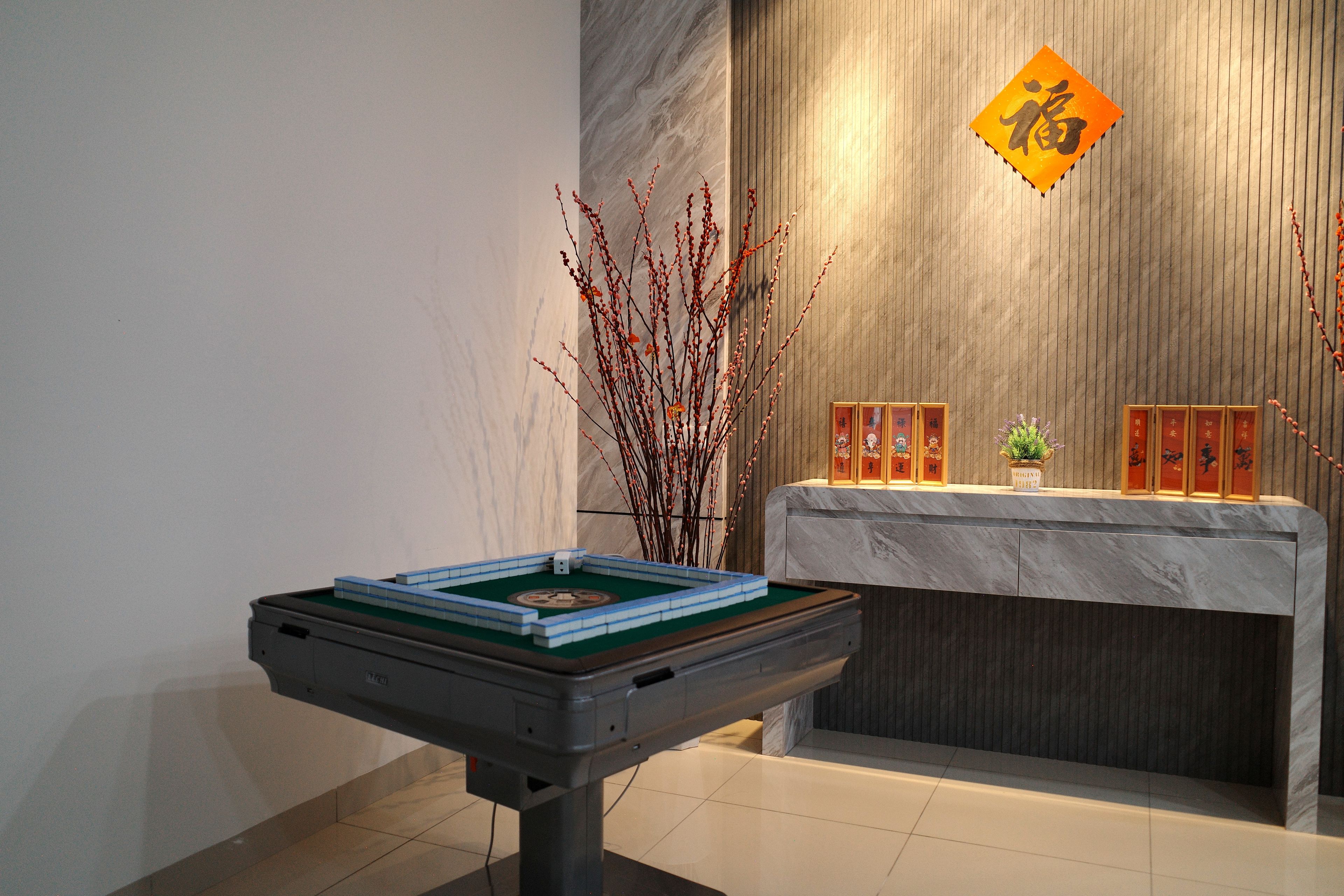 Una habitación con mesa de billar, pared de madera con un letrero colgante y una exhibición de objetos enmarcados.