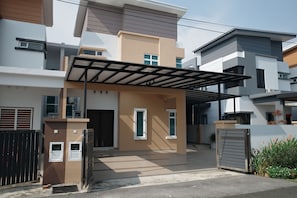 Exterior - Private Pool Villa, 4 Bedroom, Sleeps 18, Near Batu Pahat Mall (Batu Pahat)