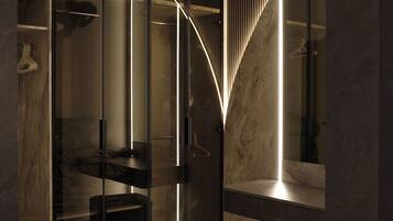 Ein modernes Interieur mit einer Glastrennwand, einer Marmorwand und einer Sitzbank.