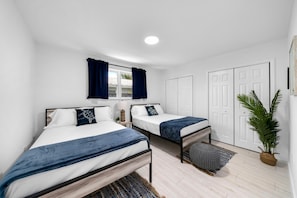 Room - Lakefront Patio + Fire Pit + Grill | Near Vanderbilt Beach | Seaturtle Cottage (Naples)