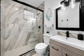 Bathroom - Lakefront Patio + Fire Pit + Grill | Near Vanderbilt Beach | Seaturtle Cottage (Naples)