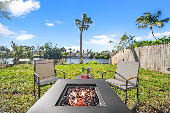Outdoor dining - Lakefront Patio + Fire Pit + Grill | Near Vanderbilt Beach | Seaturtle Cottage (Naples)