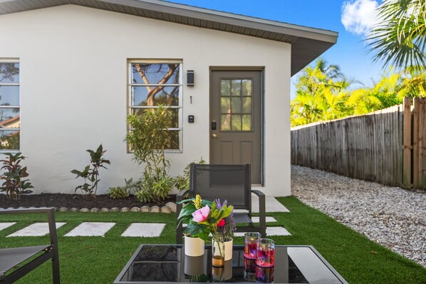 Terrace/patio - Cozy Cottage + Private Entrance | Near Vanderbilt Beach | Pineapple Cottage (Naples)