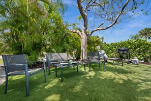 Outdoor dining - Cozy Cottage + Private Entrance | Near Vanderbilt Beach | Pineapple Cottage (Naples)