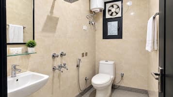 Habitación doble Deluxe | Baño | Regadera, amenidades de baño gratuitas, toallas, jabón