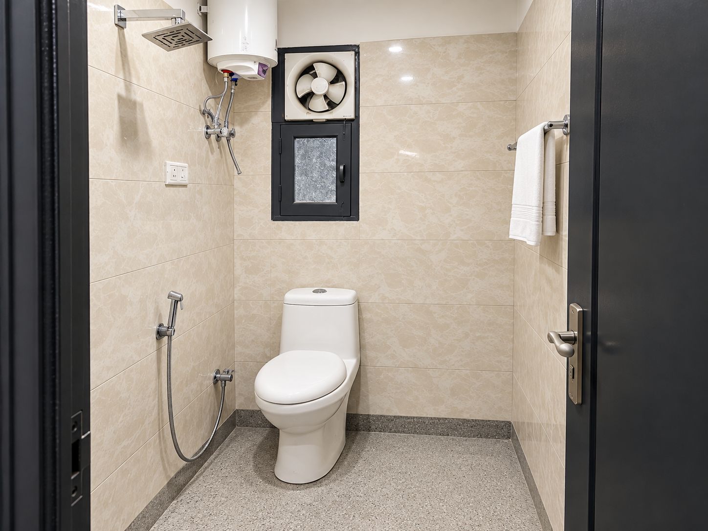 Un baño pequeño con inodoro, ducha y ventilador.