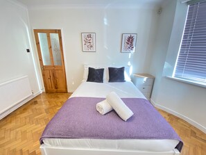 Unclassified image, 5 of 12, button - 4 Bedroom House, Sleeps 7, Driveway Parking. Heath - Cardiff - White Walnut (Cardiff)