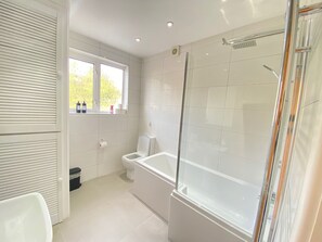 Bathroom - 4 Bedroom House, Sleeps 7, Driveway Parking. Heath - Cardiff - White Walnut (Cardiff)