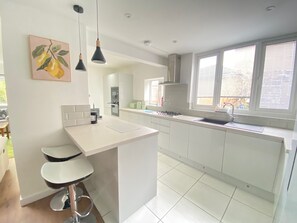 Private kitchen - 4 Bedroom House, Sleeps 7, Driveway Parking. Heath - Cardiff - White Walnut (Cardiff)