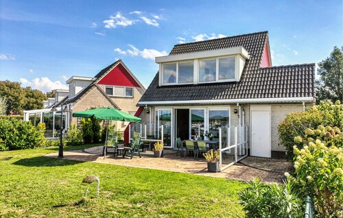 Nice home in Stevensweert with WiFi