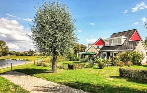 Nice home in Stevensweert with WiFi