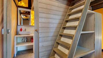 Un intérieur en bois avec une étagère intégrée et une échelle.