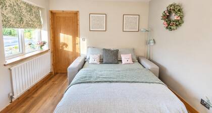 House Sleeps up to 4 With Free Parking and Pets Welcome!