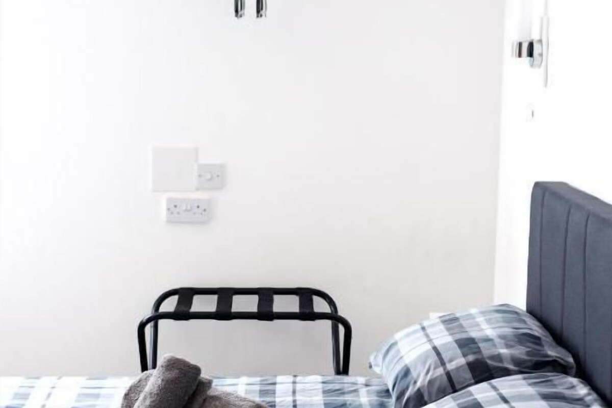 Habitación básica doble, para no fumadores, servicio de limpieza | Escritorio y espacio para trabajar con laptop 