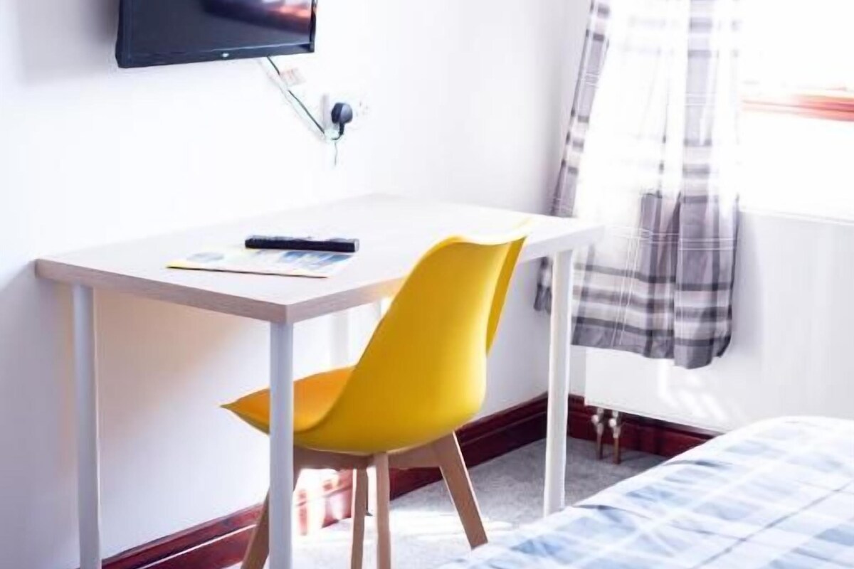 Habitación doble Confort, servicio de limpieza | Escritorio y espacio para trabajar con laptop 